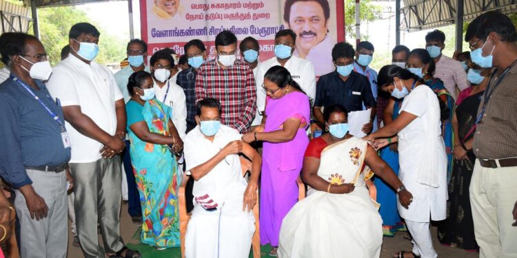 நாகப்பட்டினம் மாவட்டத்தில் பொதுசுகாதாரம் மற்றும் நோய் தடுப்பு மருந்துத் துறை சார்பில் 75 நாட்களுக்கு விலையில்லா மூன்றாவது தவணை தடுப்பூசி போடும் பணி – மாவட்ட ஆட்சியா் அருண் தம்புராஜ் துவக்கி வைப்பு