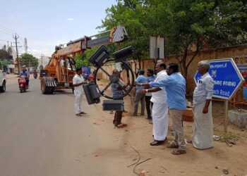 தூத்துக்குடி மாநகராட்சி முக்கிய சாலை சந்திப்பு பகுதிகளில்   இரவு நேரத்தில் ஓளிரும் மின்விளக்கு கோபுரங்கள் அமைக்கும் பணிகள் தீவிரம்: மேயர் ஜெகன் பெரியசாமி நேரில் ஆய்வு!!   பொதுமக்கள் பாராட்டு.. 