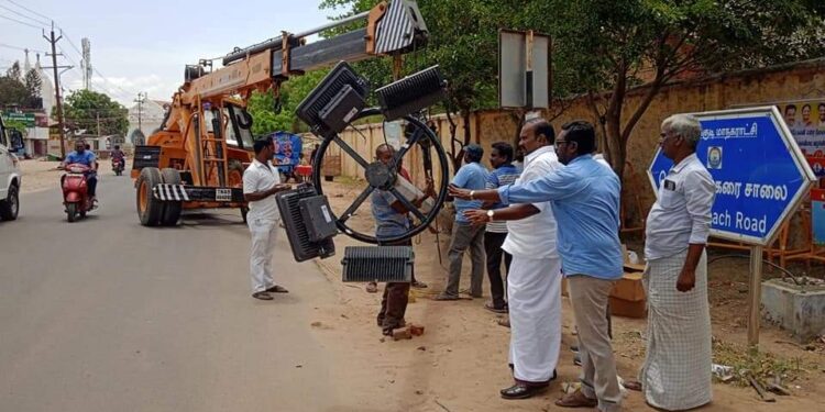தூத்துக்குடி மாநகராட்சி முக்கிய சாலை சந்திப்பு பகுதிகளில் இரவு நேரத்தில் ஓளிரும் மின்விளக்கு கோபுரங்கள் அமைக்கும் பணிகள் தீவிரம்: மேயர் ஜெகன் பெரியசாமி நேரில் ஆய்வு!! பொதுமக்கள் பாராட்டு..