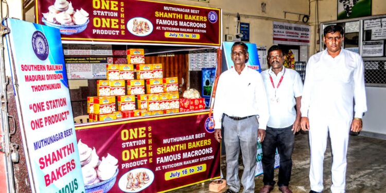 தூத்துக்குடி ரயில் நிலையத்தில் “ஒன் ஸ்டேஷன் ஒன் புராடக்ட்” என்ற அடிப்படையில் சாந்தி பேக்கரியின் மக்ரூன் சந்தைப்படுத்தும் ஸ்டால் திறப்பு: நிலைய வர்த்தக முதன்மை ஆய்வாளர் நடராஜன் திறந்து வைத்தார். பொதுமக்கள் வரவேற்பு!!