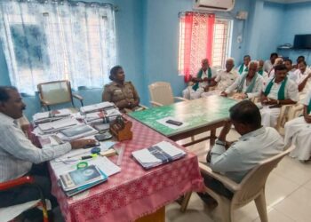 வேதாரண்யத்தில் பயிர்களுக்கு நிவாரணம் வழங்க கோரி வட்டார விவசாயிகள் சங்கத்தினர் தொடர் காத்திருப்புப் போராட்டம்