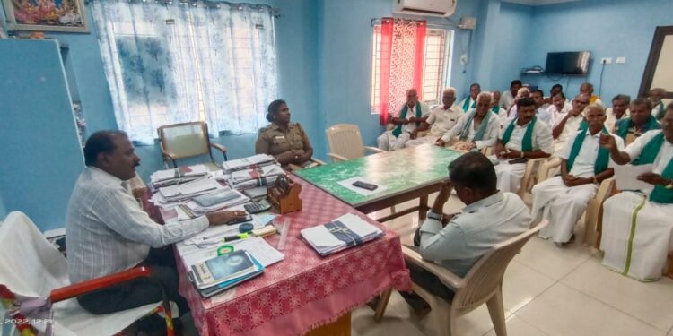 வேதாரண்யத்தில் பயிர்களுக்கு நிவாரணம் வழங்க கோரி வட்டார விவசாயிகள் சங்கத்தினர் தொடர் காத்திருப்புப் போராட்டம்