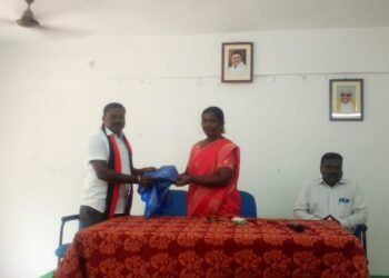 வேதாரண்யத்தில் பயிர்களுக்கு நிவாரணம் வழங்க கோரி வட்டார விவசாயிகள் சங்கத்தினர் தொடர் காத்திருப்புப் போராட்டம்