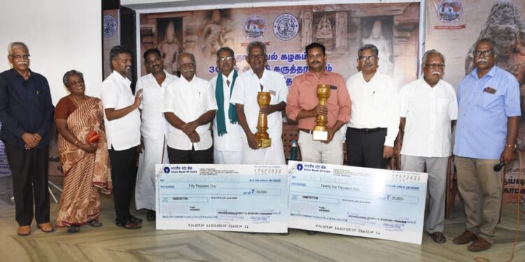 புதுக்கோட்டையில் தொல்லியல் அறிஞர்களுக்கு விருது வழங்கல்.
