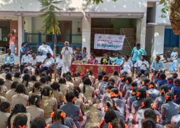 வேதாரண்யத்தில் பள்ளி குழந்தைகளிடம் அவர்களின் பாதுகாப்பு குறித்து கலந்துரையாடல் மூலம் விழிப்புணர்வு.