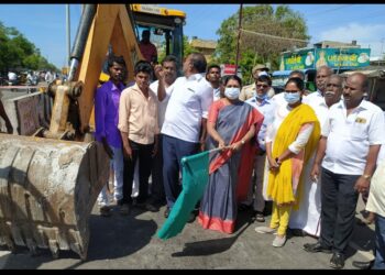 தூத்துக்குடி மாநகராட்சிக்கு உட்பட்ட சாலையோரங்களில்  புதர் செடிகள்,  மணல் திட்டுகளை அகற்றும் பணிகள் தீவிரம்::   அமைச்சர் கீதாஜீவன் மேயர் ஜெகன் பெரியசாமி துவக்கி வைத்தனர்.