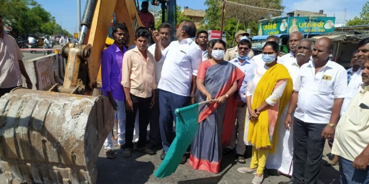 தூத்துக்குடி மாநகராட்சிக்கு உட்பட்ட சாலையோரங்களில்  புதர் செடிகள்,  மணல் திட்டுகளை அகற்றும் பணிகள் தீவிரம்::   அமைச்சர் கீதாஜீவன் மேயர் ஜெகன் பெரியசாமி துவக்கி வைத்தனர்.