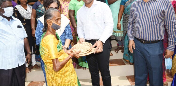 தூத்துக்குடி மாவட்டம் மேலஆத்தூர் மற்றும் கொட்டாரக்குறிச்சி ஊராட்சிக்குட்பட்ட பகுதிகளில் தயாரிக்கப்படும் ஆகாய தாமரை மதிப்பு கூட்டு பொருட்களை மாவட்ட ஆட்சித்தலைவர் மரு.கி.செந்தில் ராஜ், செய்தியாளர்களுடன் ஆய்வு மேற்கொண்டார்.