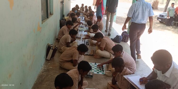 வேதாரண்யத்தில் 24 பள்ளியின் மாணவ,மாணவிகள் பங்கேற்ற சதுரங்க விளையாட்டு போட்டி .