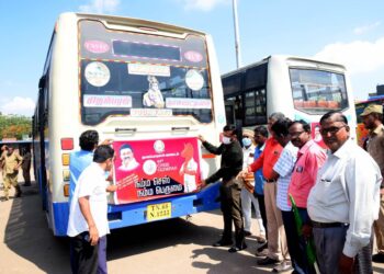 நாகப்பட்டினத்தில் மாநில ஊரக வாழ்வாதார இயக்கம் சார்பில் யாழிசை திருமண மண்டபத்தில் இளைஞர் திறன் திருவிழாவினை குத்துவிளக்கேற்றி மாவட்டஆட்சித் தலைவர் அ.அருண்தம்புராஜ்தொடங்கி வைத்தார்.