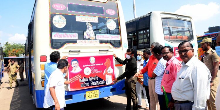 நாகப்பட்டினத்தில் மாநில ஊரக வாழ்வாதார இயக்கம் சார்பில் யாழிசை திருமண மண்டபத்தில் இளைஞர் திறன் திருவிழாவினை குத்துவிளக்கேற்றி மாவட்டஆட்சித் தலைவர் அ.அருண்தம்புராஜ்தொடங்கி வைத்தார்.