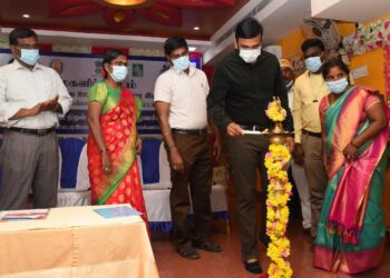 நாகப்பட்டினத்தில் மாநில ஊரக வாழ்வாதார இயக்கம் சார்பில் யாழிசை திருமண மண்டபத்தில் இளைஞர் திறன் திருவிழாவினை குத்துவிளக்கேற்றி மாவட்டஆட்சித் தலைவர் அ.அருண்தம்புராஜ்தொடங்கி வைத்தார்.