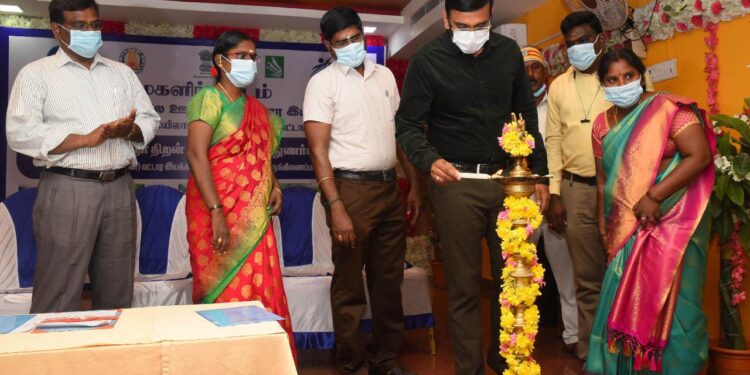 நாகப்பட்டினத்தில் மாநில ஊரக வாழ்வாதார இயக்கம் சார்பில் யாழிசை திருமண மண்டபத்தில் இளைஞர் திறன் திருவிழாவினை குத்துவிளக்கேற்றி மாவட்டஆட்சித் தலைவர் அ.அருண்தம்புராஜ்தொடங்கி வைத்தார்.