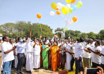 தூத்துக்குடியில்  44 வது செஸ் ஓலிம்பியாட் போட்டி முன்னிட்டு விழிப்புணர்வு:  ராட்சத பலூன் பறக்க விட்டார்.  கனிமொழி எம்.பி.  2 அமைச்சர்கள் மேயர் பங்கேற்பு!! 