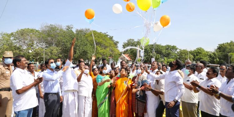 தூத்துக்குடியில் 44 வது செஸ் ஓலிம்பியாட் போட்டி முன்னிட்டு விழிப்புணர்வு: ராட்சத பலூன் பறக்க விட்டார். கனிமொழி எம்.பி. 2 அமைச்சர்கள் மேயர் பங்கேற்பு!!