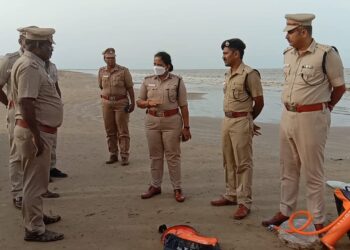 கோடியக்கரை வன சரணாலயத்தை ஒட்டிய கடற்கரையில் ஒதுங்கிய ஆளில்லாத மர்ம படகு – காவல் துறையினர் மோப்ப நாய் உதவியுடன் தீவிர விசாரணை .