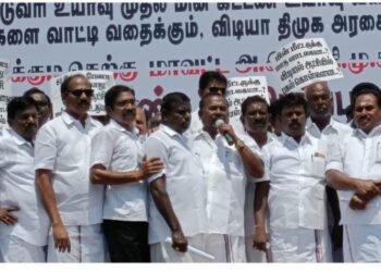 தூத்துக்குடியில் அதிமுக சார்பில் விலைவாசி உயர்வை கண்டித்து நடைபெற்ற கண்டன ஆர்ப்பாட்டத்தில் ஓ.பி.எஸ்  4½ ஆண்டுகள் கொள்ளையடித்தார் என்ற பேச்சால் கூட்டத்தில் பரபரப்பு