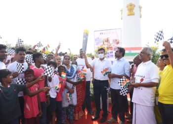 வேதாரண்யத்தில் 44 செஸ் ஒலிம்பியாட் தீப தொடர் ஓட்டத்தை அகஸ்தியம்பள்ளி உப்புசத்தியாக கிரக நினைவு ஸ்தூபியிலிருந்து மாவட்ட ஆட்சியர் அருண் தம்புராஜ் தொடங்கி வைத்தார்.