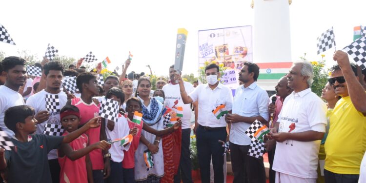 வேதாரண்யத்தில் 44 செஸ் ஒலிம்பியாட் தீப தொடர் ஓட்டத்தை அகஸ்தியம்பள்ளி உப்புசத்தியாக கிரக நினைவு ஸ்தூபியிலிருந்து மாவட்ட ஆட்சியர் அருண் தம்புராஜ் தொடங்கி வைத்தார்.