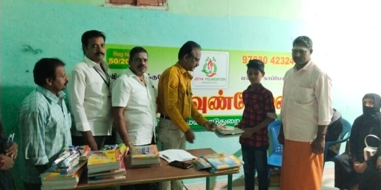 மயிலாடுதுறையில் ஜோதி பவுண்டேஷன் ஆறாம் ஆண்டு துவக்க விழாவை முன்னிட்டும் அப்துல் கலாம் நினைவு நாளை முன்னிட்டும் மாற்றுத்திறனாளிகள் மற்றும் மாணவ மாணவிகளுக்கு நலத்திட்ட உதவி விழா*