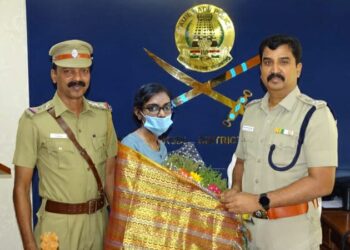 தூத்துக்குடி தென்பாகம் காவல் ஆய்வாளர் ராஜாராம் மகள் ஷீஜா    குரூப் 1 தேர்வில்  மாநிலத்தில்   9 வது இடம் பிடித்து சாதனை :   எஸ்.பி பாலாஜி சரவணன் பாராட்டு!