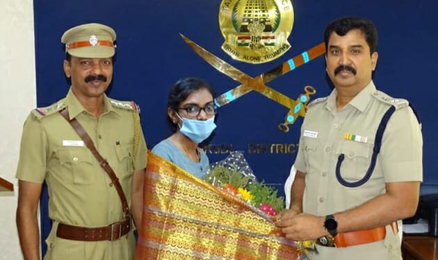 தூத்துக்குடி தென்பாகம் காவல் ஆய்வாளர் ராஜாராம் மகள் ஷீஜா குரூப் 1 தேர்வில் மாநிலத்தில் 9 வது இடம் பிடித்து சாதனை : எஸ்.பி பாலாஜி சரவணன் பாராட்டு!