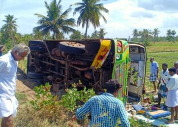வேதாரண்யம் அருகே கத்திரிப்புலத்தில் தனியார்   மினி பேருந்து கவிழ்ந்து விபத்து