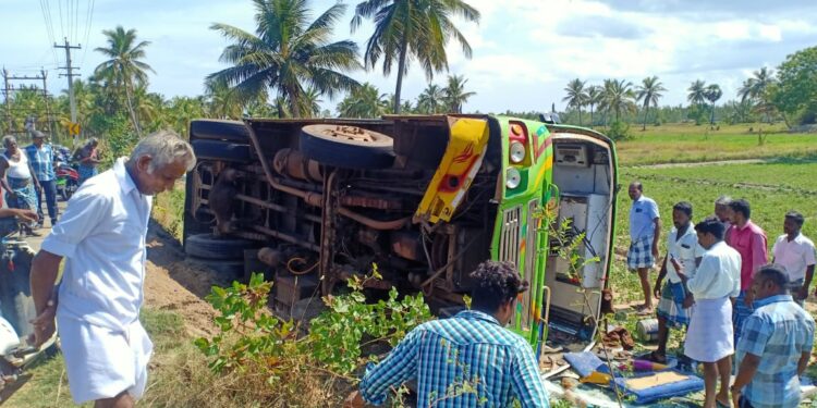 வேதாரண்யம் அருகே கத்திரிப்புலத்தில் தனியார் மினி பேருந்து கவிழ்ந்து விபத்து