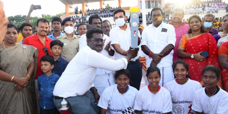 செஸ் ஒலிம்பியாட் தொடர்பான போட்டிகளில் வெற்றிப் பெற்ற மாணவ மாணவிகளுக்கு பரிசுகள் மற்றும் பாராட்டு சான்றிதழ்கள் – மாவட்ட ஆட்சியர் அருண்தம்புராஜ் வழங்கினார்