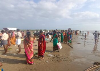 வேதாரண்யத்தில் ஆடி அமாவாசையை முன்னிட்டு கோடியக்கரை மற்றும் வேதாரணியம் சன்னதி கடல்களில் ஏராளமான மக்கள் புனித நீராடினர்.