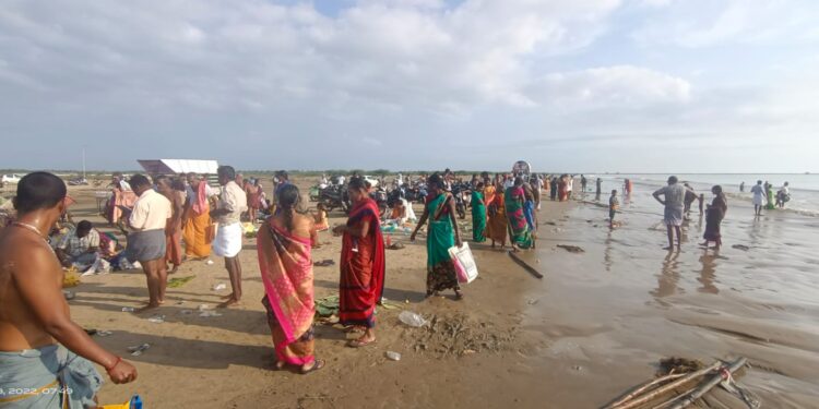 வேதாரண்யத்தில் ஆடி அமாவாசையை முன்னிட்டு கோடியக்கரை மற்றும் வேதாரணியம் சன்னதி கடல்களில் ஏராளமான மக்கள் புனித நீராடினர்.