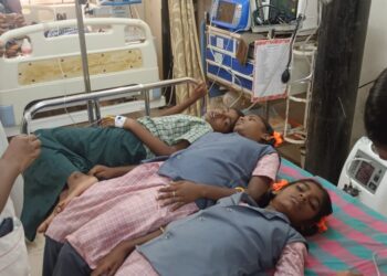 வேதாரண்யத்தில் தனியார் பள்ளியில் காலை  உணவு சாப்பிட்ட மாணவிகள் 60 பேருக்கு வாந்தி, மயக்கம்: மருத்துவமனையில் அனுமதி எஸ்பி ஜவகர் நேரில் விசாரணை !