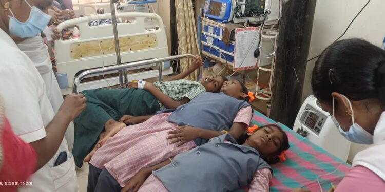 வேதாரண்யத்தில் தனியார் பள்ளியில் காலை உணவு சாப்பிட்ட மாணவிகள் 60 பேருக்கு வாந்தி, மயக்கம்: மருத்துவமனையில் அனுமதி எஸ்பி ஜவகர் நேரில் விசாரணை !