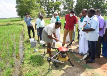 நாகை அடுத்த திருமருகலில் டிரோன் மூலம் நானோ யூரியா மற்றும் மருந்து தெளித்தல் செயல் விளக்கம்