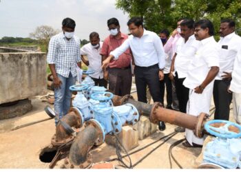 தூத்துக்குடி மாவட்டம் மங்களக்குறிச்சி ஊராட்சி, மற்றும் மாப்பிள்ளையூரணி ஊராட்சிக்குட்பட்ட பகுதிகளில் குடிநீர் திட்டப்பணிகள் குறித்து கலெக்டர் செந்தில்ராஜ், சண்முகையா எம்.எல்.ஏ ஆகியோர் நேரில் ஆய்வு