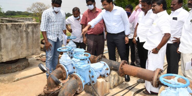 தூத்துக்குடி மாவட்டம் மங்களக்குறிச்சி ஊராட்சி, மற்றும் மாப்பிள்ளையூரணி ஊராட்சிக்குட்பட்ட பகுதிகளில் குடிநீர் திட்டப்பணிகள் குறித்து கலெக்டர் செந்தில்ராஜ், சண்முகையா எம்.எல்.ஏ ஆகியோர் நேரில் ஆய்வு
