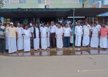 வேதாரண்யத்தை அடுத்த ஆயக்காரன்புலம் இந்தியன் ஓவர்சீஸ் பேங்க் மேலாளர் செந்தில்குமாரை இடமாற்றம் செய்யும் முடிவுக்கு எதிர்ப்பு தெரிவித்து கவன ஈர்ப்பு ஆர்ப்பாட்டம்.