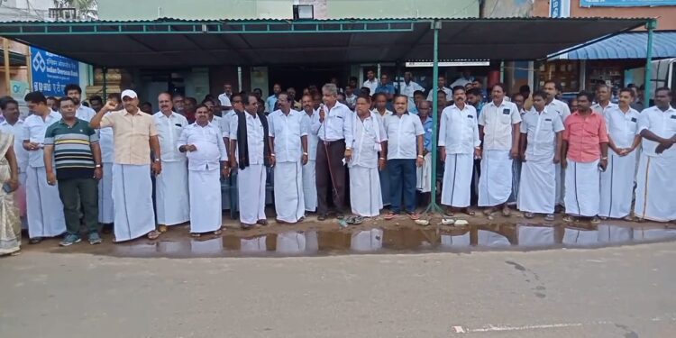 வேதாரண்யத்தை அடுத்த ஆயக்காரன்புலம் இந்தியன் ஓவர்சீஸ் பேங்க் மேலாளர் செந்தில்குமாரை இடமாற்றம் செய்யும் முடிவுக்கு எதிர்ப்பு தெரிவித்து கவன ஈர்ப்பு ஆர்ப்பாட்டம்.