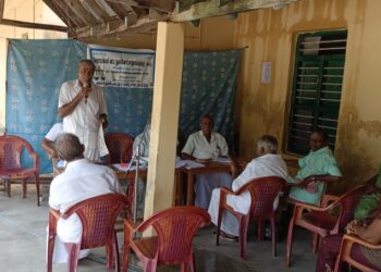 வேதாரண்யத்தை அடுத்த ஆயக்காரன்புலம் இந்தியன் ஓவர்சீஸ் பேங்க் மேலாளர் செந்தில்குமாரை இடமாற்றம் செய்யும் முடிவுக்கு எதிர்ப்பு தெரிவித்து கவன ஈர்ப்பு ஆர்ப்பாட்டம்.