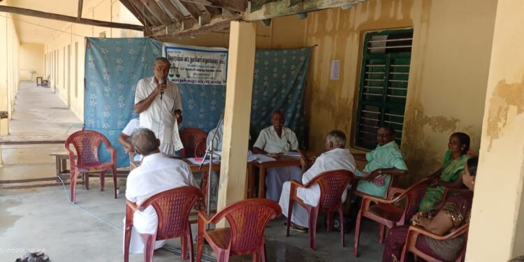 வேதாரண்யத்தை அடுத்த ஆயக்காரன்புலம் இந்தியன் ஓவர்சீஸ் பேங்க் மேலாளர் செந்தில்குமாரை இடமாற்றம் செய்யும் முடிவுக்கு எதிர்ப்பு தெரிவித்து கவன ஈர்ப்பு ஆர்ப்பாட்டம்.