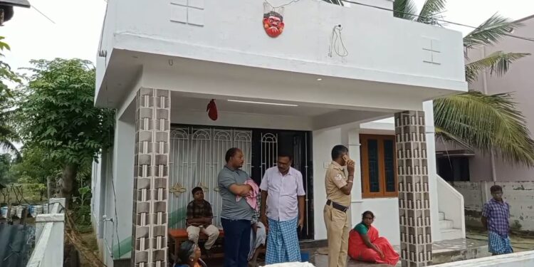 வேதாரண்யத்தை அடுத்த தோப்புத்துறையில் வீட்டின் பூட்டை உடைத்து நகை பணம் கொள்ளை காவல்துறையினர் தீவிர விசாரணை