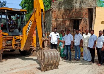 மாப்பிள்ளையூரணி டேவிஸ்புரத்தில் புதிய நீர்த்தேக்க தொட்டிக்கு ஊராட்சி மன்ற தலைவர் சரவணக்குமார் அடிக்கல் நாட்டினார்.