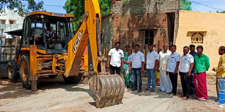 மாப்பிள்ளையூரணி டேவிஸ்புரத்தில் புதிய நீர்த்தேக்க தொட்டிக்கு ஊராட்சி மன்ற தலைவர் சரவணக்குமார் அடிக்கல் நாட்டினார்.
