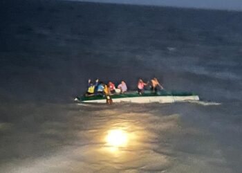 நடுக்கடலில் தத்தளித்த தமிழக மீனவர்களை மீட்ட இந்திய கடற்படை.