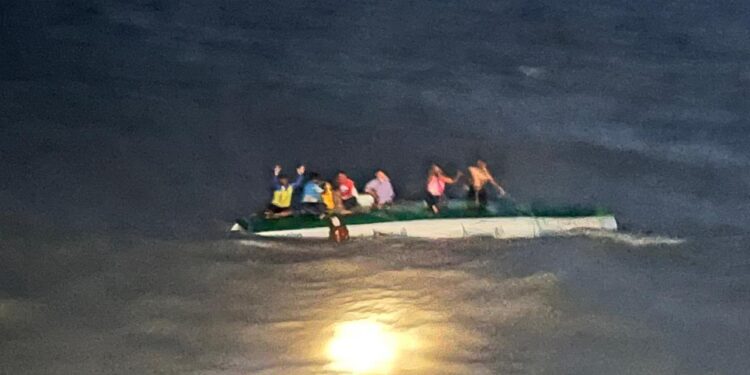 நடுக்கடலில் தத்தளித்த தமிழக மீனவர்களை மீட்ட இந்திய கடற்படை.