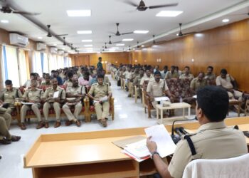 தூத்துக்குடி மாவட்டத்தில் குற்ற சம்பவங்களை தடுக்கும் பொருட்டு காவல்துறை அதிகாரிகள் மற்றும் காவல்துறையினருடன் மாவட்ட காவல் கண்காணிப்பாளர் டாக்டர் திரு. எல். பாலாஜி சரவணன் அவர்கள் தலைமையில் ஆலோசனை கூட்டம்.