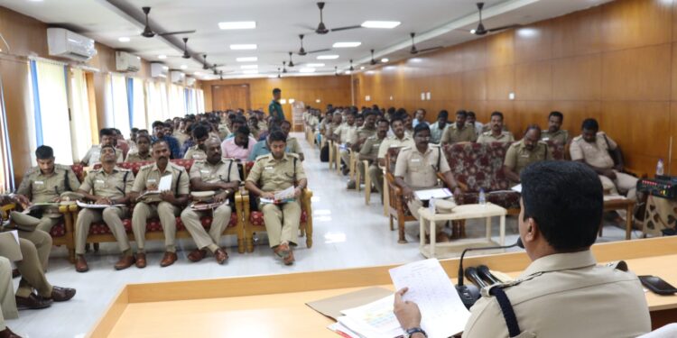 தூத்துக்குடி மாவட்டத்தில் குற்ற சம்பவங்களை தடுக்கும் பொருட்டு காவல்துறை அதிகாரிகள் மற்றும் காவல்துறையினருடன் மாவட்ட காவல் கண்காணிப்பாளர் டாக்டர் திரு. எல். பாலாஜி சரவணன் அவர்கள் தலைமையில் ஆலோசனை கூட்டம்.