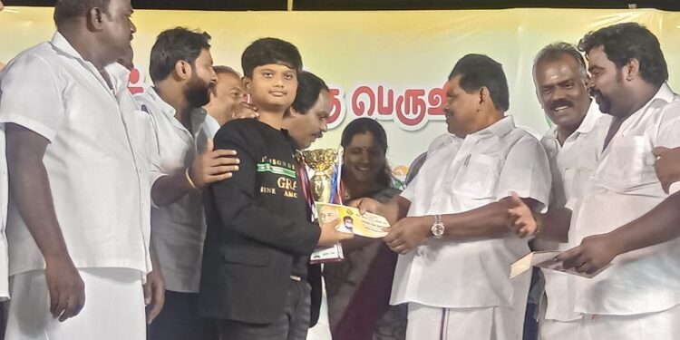 சென்னை மணலி புதுநகர் பகுதியில் நடந்த கல்வி திருவிழா நிகழ்ச்சியில் காமராஜர் என்ற தலைப்பில் பேச்சுப்போட்டி