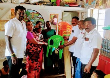 அங்கன்வாடிக்கு  மாப்பிள்ளையூரணி  ஊராட்சி மன்ற தலைவர் சரவணக்குமார் உபகரணங்கள் வழங்கினார்! 