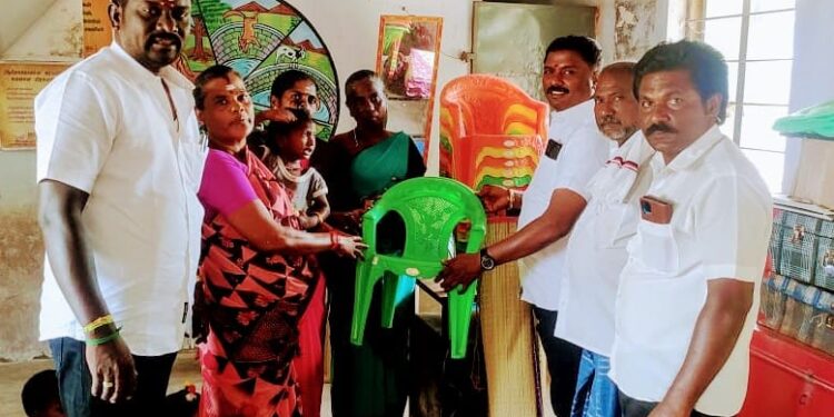 அங்கன்வாடிக்கு  மாப்பிள்ளையூரணி  ஊராட்சி மன்ற தலைவர் சரவணக்குமார் உபகரணங்கள் வழங்கினார்! 